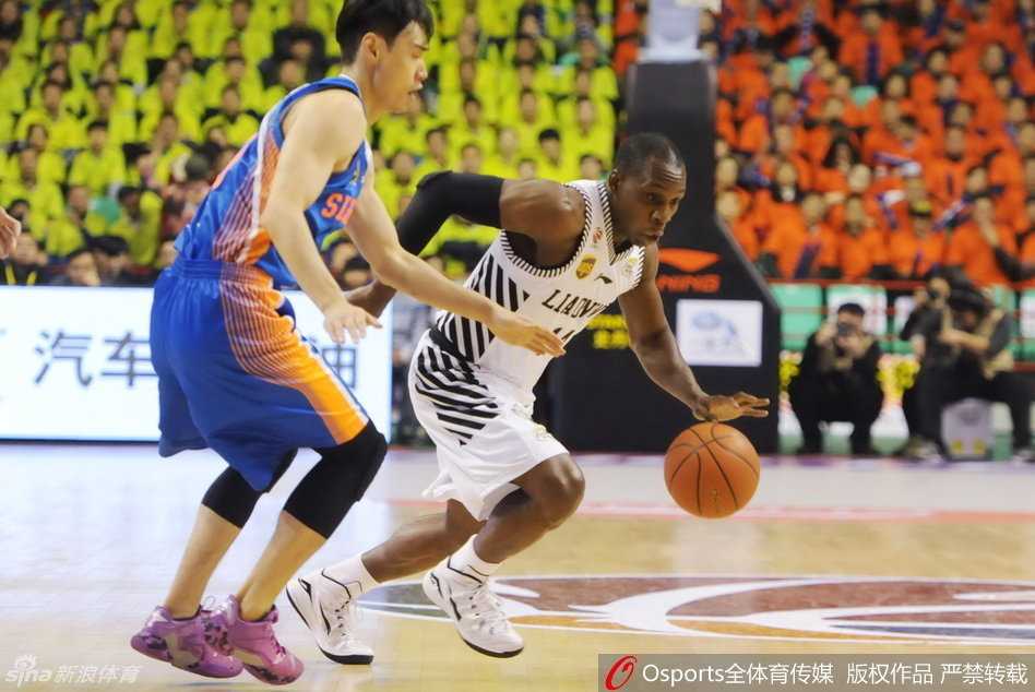 哈达迪全力背身强打李晓旭，肌肉紧绷，试图用力量撕开辽宁的防线。