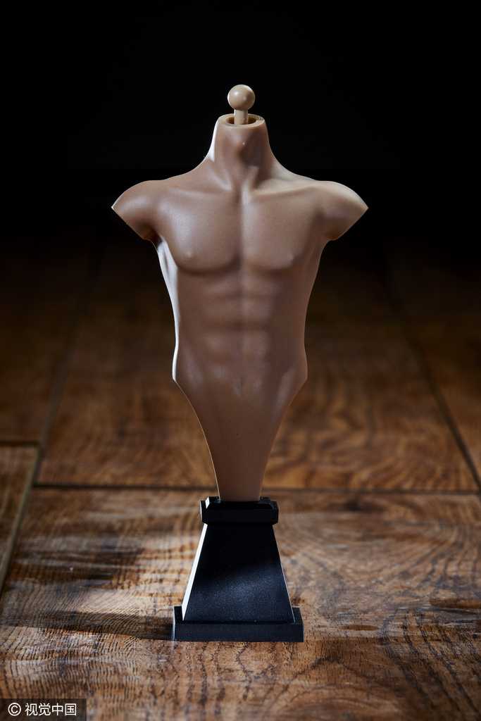 侧面视角展示手办面部轮廓，高挺的鼻梁与下颌线条与郭艾伦真人如出一辙，球衣号码清晰可见