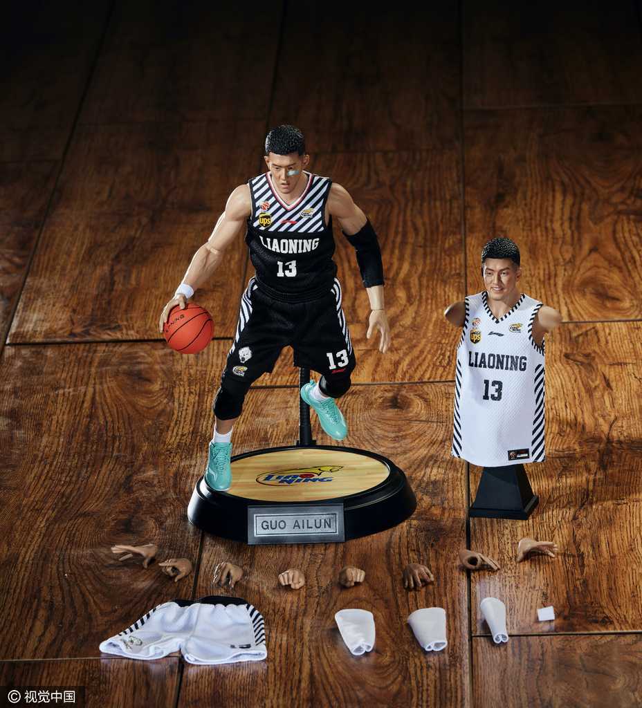 郭艾伦手办主体造型逼真，标志性发型与专注眼神仿佛在注视赛场，身披辽宁队战袍气势十足