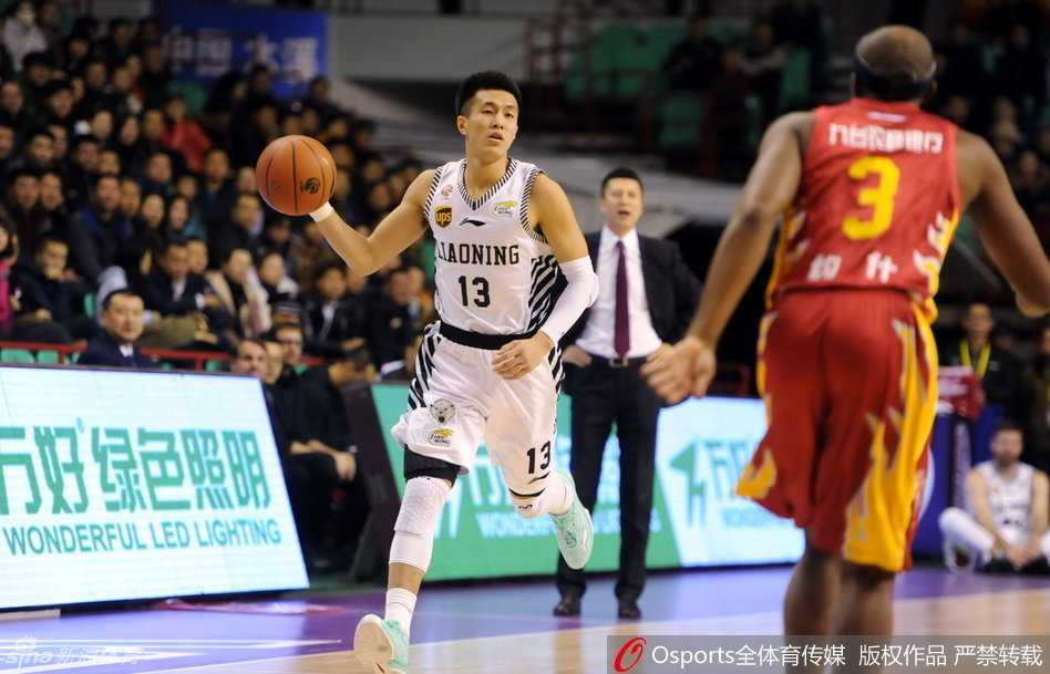 核心后卫郭艾伦神情专注地组织进攻，他运球的节奏仿佛指挥着千军万马，眼神中透露出与年龄不符的成熟与冷静。