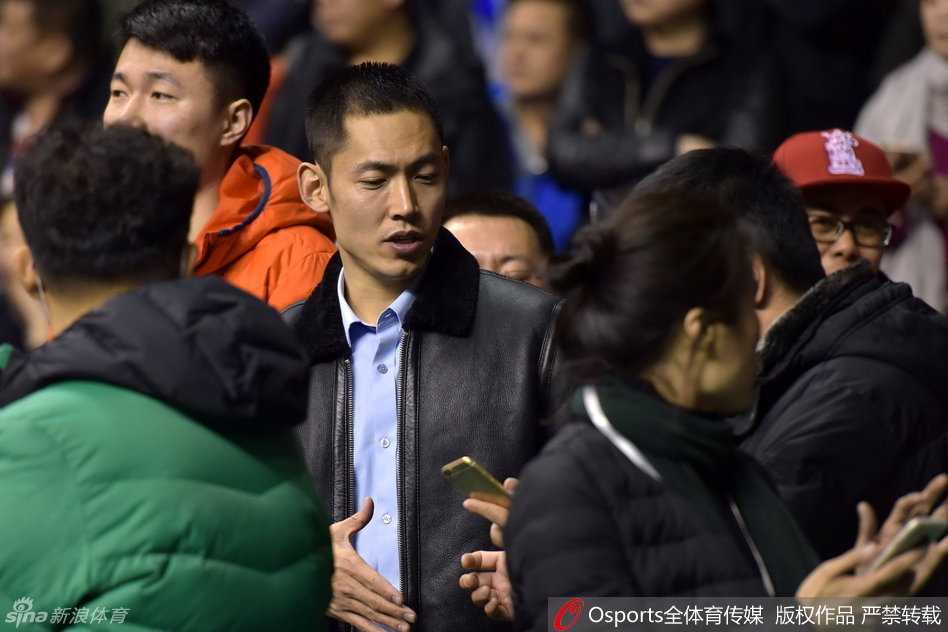 刘书楠坐在观众席上，戴着眼镜表情专注，他与身边的友人低声交谈，作为曾经的辽宁一员，他正关注着场上后辈们的每一次攻防。