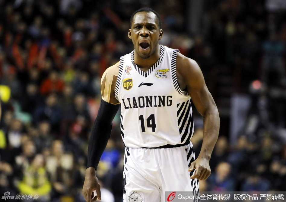 郭士强指导与郭艾伦用力击掌，眼神中满是信任与骄傲，叔侄二人在这一刻心意相通，共同点燃了辽宁队的进攻火焰。