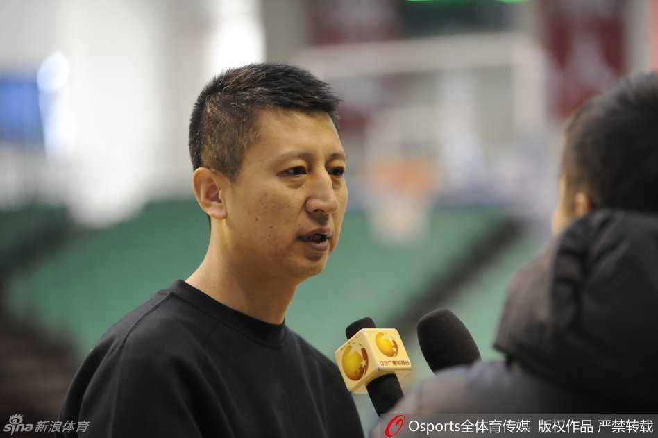 辽宁内线韩德君在罚球线前专注练习罚篮，巨大的身躯下是柔和的手感，豆大的汗珠挂在脸上，即使是在恢复性训练中，他也一丝不苟地对待每一次出手。