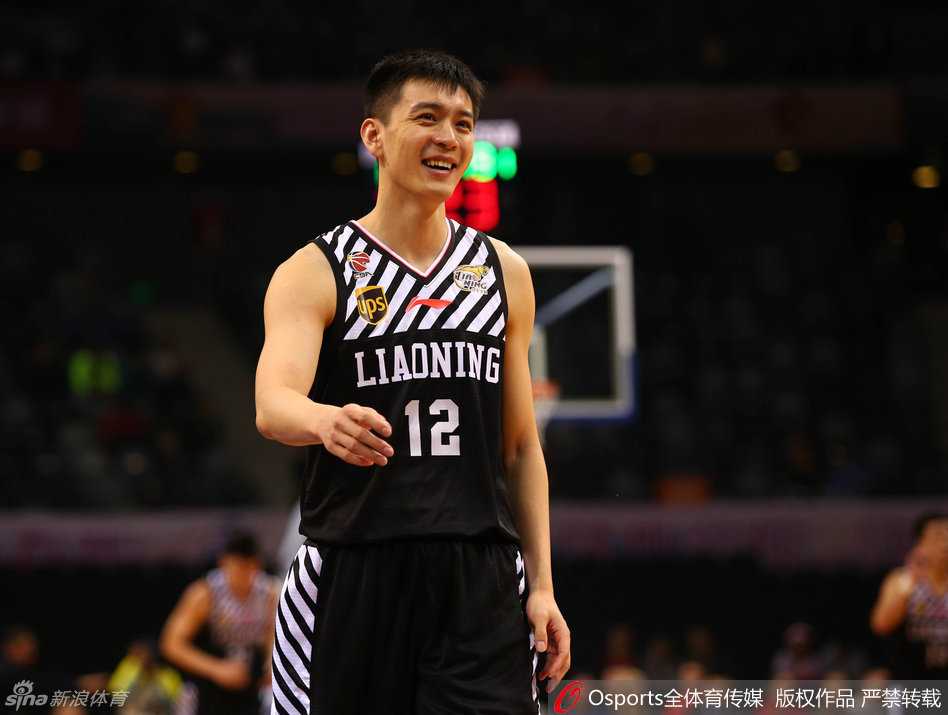 郭艾伦在一次激烈的拼抢中奋不顾身，整个人腾空飞出底线，重重地躺倒在广告牌上，场边的队友和教练组都露出了担忧的神情。