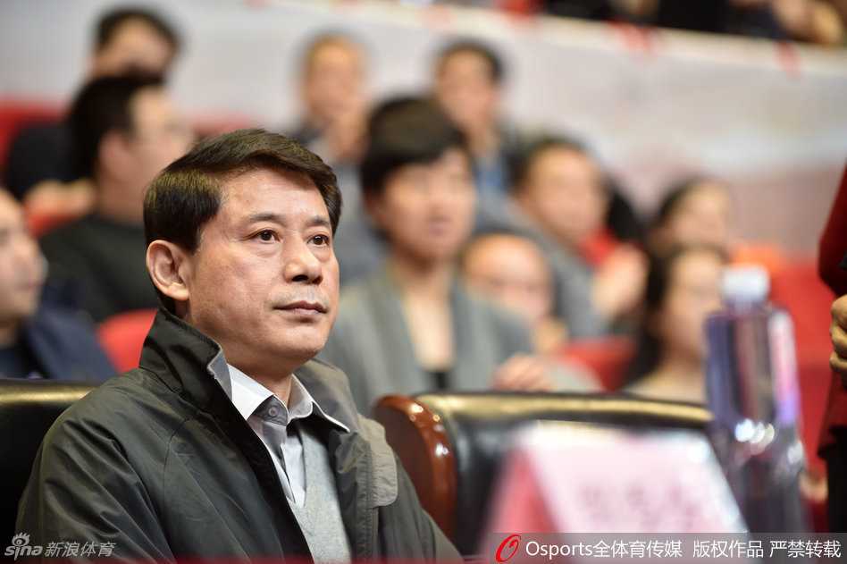 赛场边发生有趣一幕，裁判在高速奔跑中险些冲进记者席，表情略显尴尬