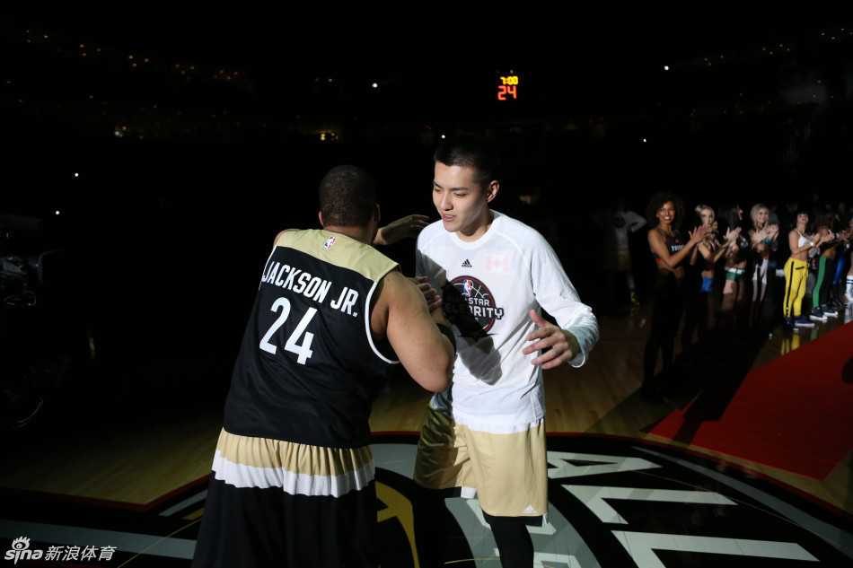 吴亦凡高高跃起，在篮下积极拼抢篮板，展现了他在防守端的拼劲与天赋。