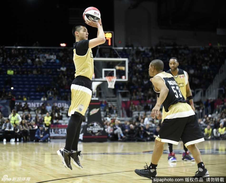 身披10号战袍的吴亦凡亮相红毯，意气风发，尽显东方少年的自信与从容。