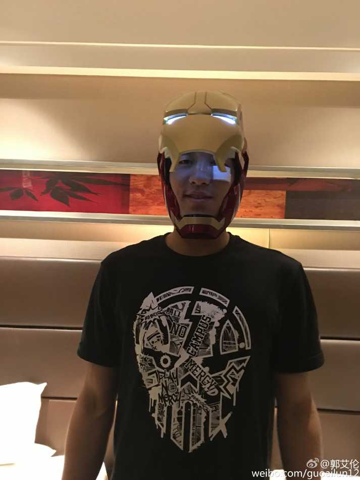 郭艾伦已经迫不及待地将头盔戴在头上，红色的面罩遮住了他俊朗的面容，他透过金色的眼洞看向镜头，仿佛下一秒就要发射掌心炮。