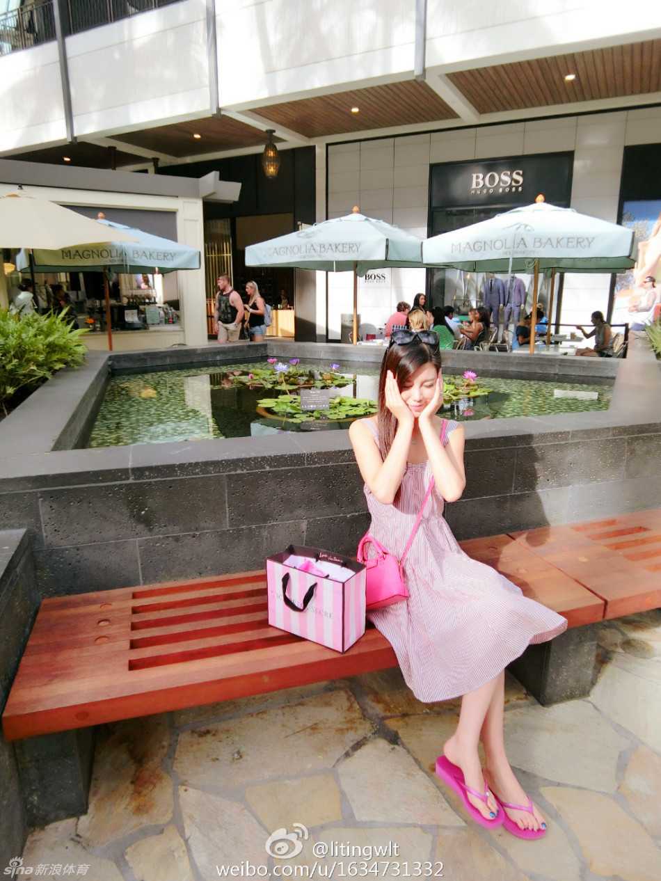 光影交错间，她轻抚秀发，举手投足间散发出慵懒而优雅的法式风情。