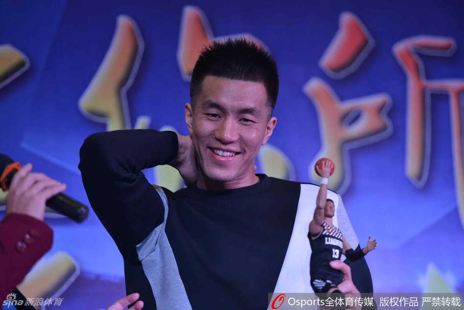 郭艾伦在签售会上被主持人逗得开怀大笑，腼腆中透出大男孩的爽朗，双手微微捂住脸颊，可爱至极。