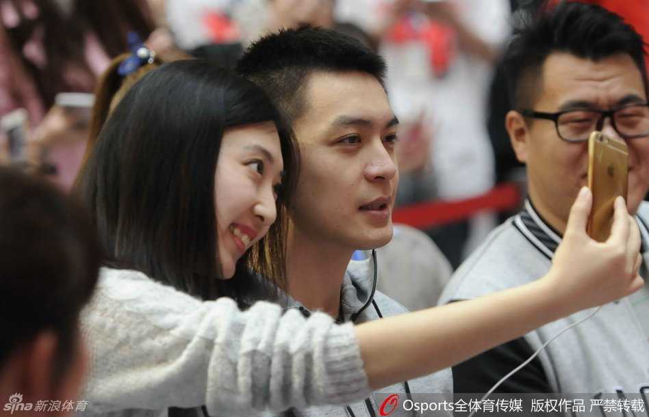 现场气氛达到顶点，在郭艾伦的歌声中，球迷们纷纷举起手机，将这一片欢乐的蓝色海洋永久定格，记录下辽篮与球迷的温情时刻。