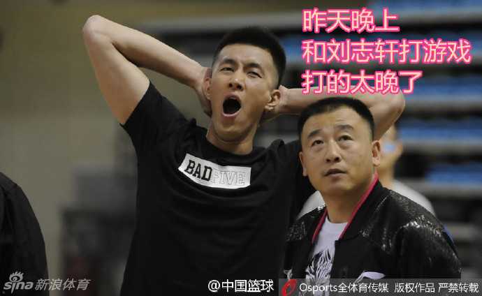 尽管困意绵绵，但站到互动游戏区后，郭艾伦立刻精神抖擞，高高举起双臂伸了个舒服的懒腰，为接下来的投篮游戏做准备活动。