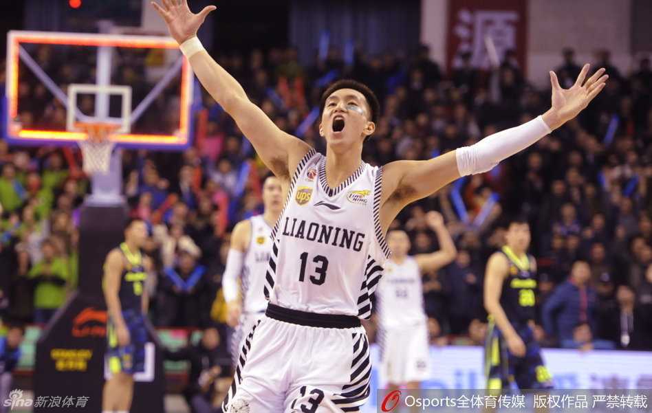 郭艾伦高高跃起，在空中舒展身体，以一记势大力沉的单手劈扣终结进攻，整个球馆都为他这次罕见的霸气暴扣而沸腾。