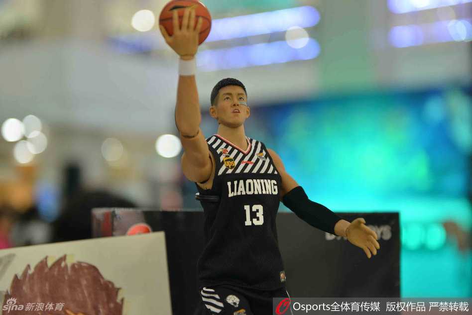 签售会现场，一位穿着时尚的年轻女孩双手抱着刚签售得到的郭艾伦人偶，在人潮中低头端详，脸上洋溢着满足的微笑，仿佛得到了全世界最珍贵的宝贝。