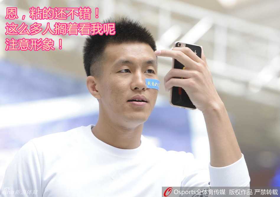 郭艾伦身着休闲装，在商场内被热情的粉丝团团围住，他耐心地低头为球迷签名，脸上挂着标志性的温暖笑容。