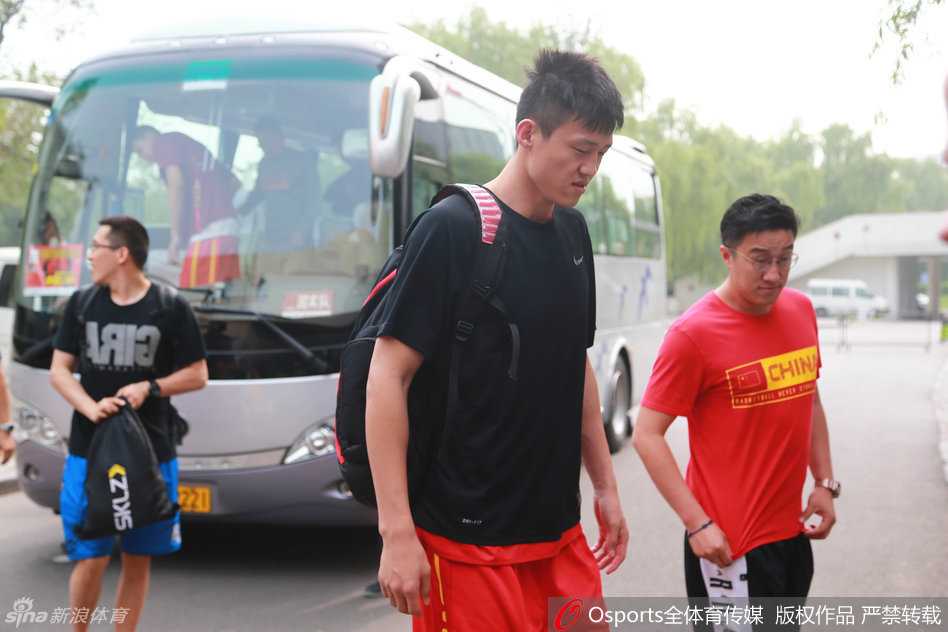 主教练宫鲁鸣双手抱胸站在场边，目光如炬地注视着场上的一举一动，他的身后，翻译和助理教练正在紧张地记录着训练数据。