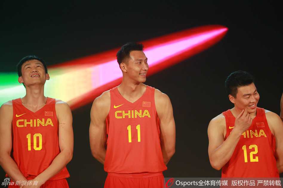 李根不知说了什么趣事，逗得身边的周鹏开怀大笑，一旁的易建联也忍俊不禁，三人脸上洋溢着的轻松笑容瞬间驱散了大战前的紧张气氛。