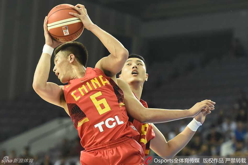 王哲林高高跃起，单手完成势大力沉的隔人暴扣