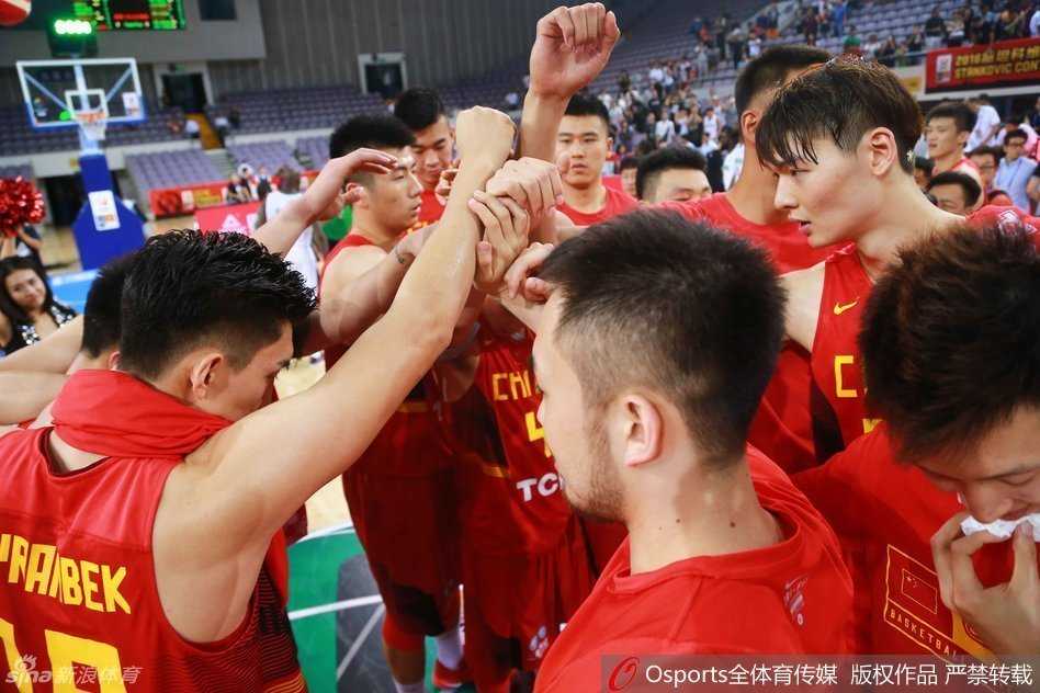 周琦张开长臂干扰对手投篮，防守覆盖面积极大