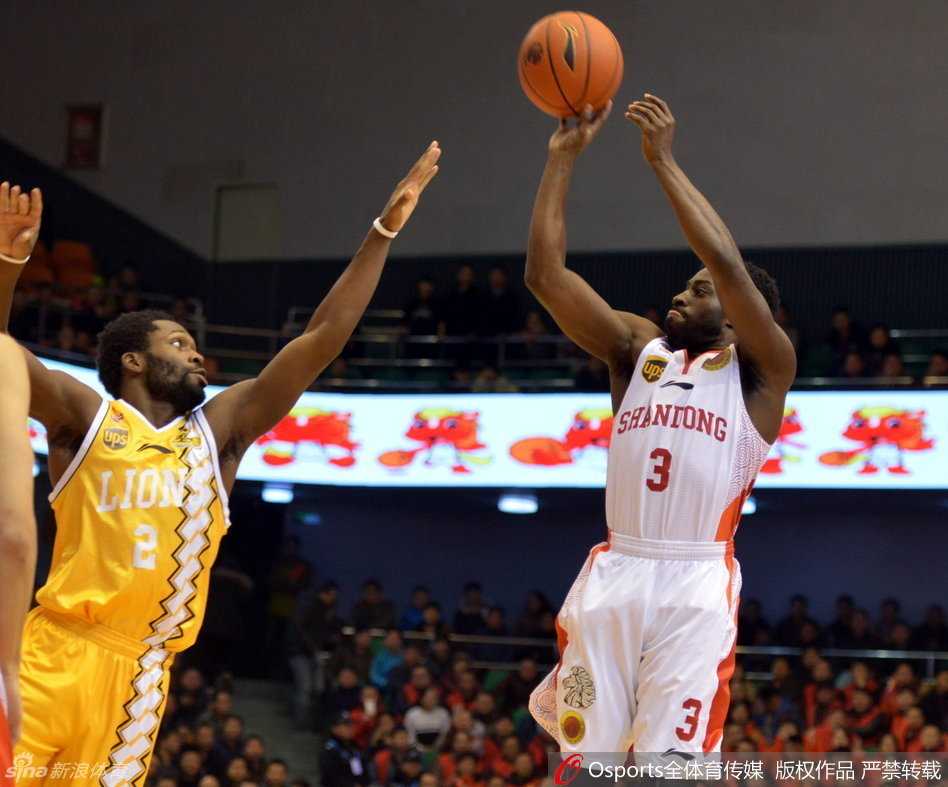 裁判哨响后，吉布森神情落寞，眼神中充满困惑与不甘，似乎对刚才的判罚或是自己的状态感到难以置信。