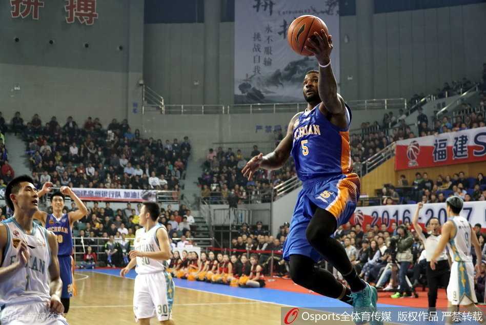 约什·史密斯面对防守强行突破，他双臂张开如大鹏展翅，依靠惊人的身体素质将球送入篮筐。