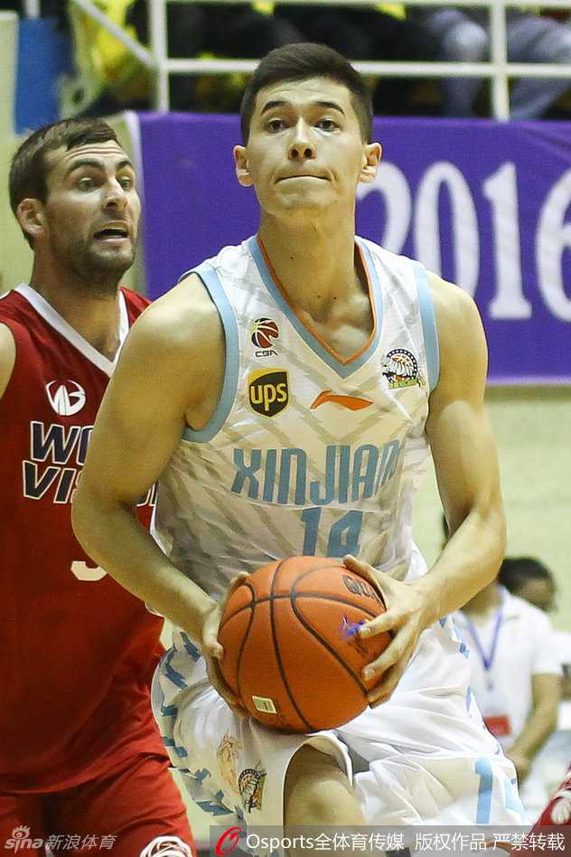 李指导在场边神情专注地督战，仿佛要把场上的每一个细节都镌刻在心里，随时准备调兵遣将。