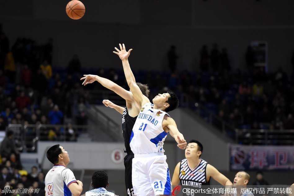 杨鸣冷静观察防守，单手运球掌控全局，队友快速跑位寻找战机