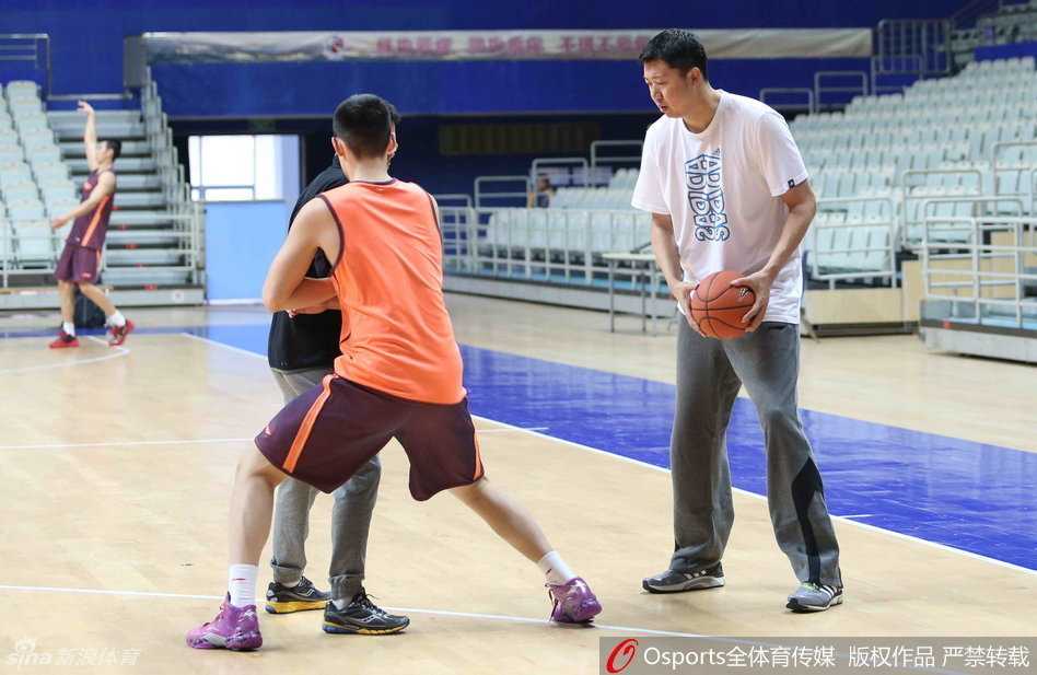 威尔在三分线外出手投篮，皮球划过指尖，背景是天津队的替补席和专注的教练组