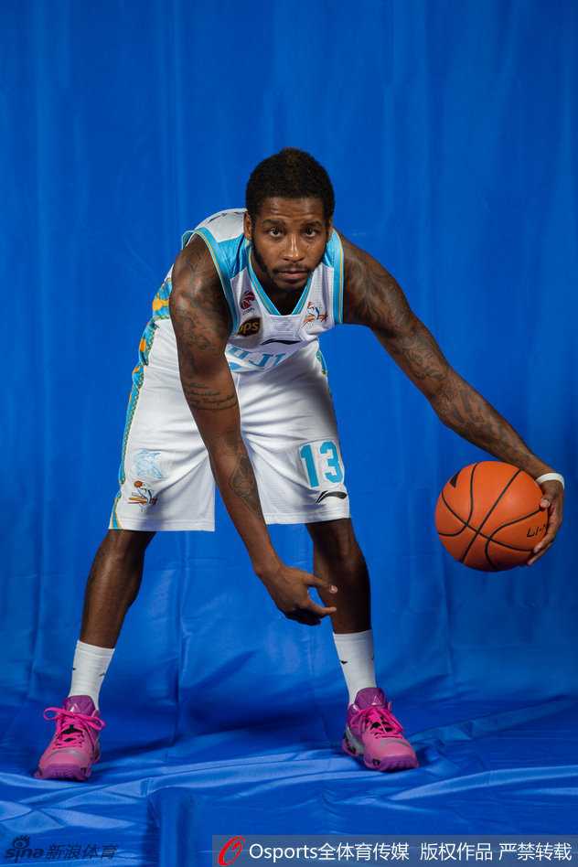 内线双塔王哲林与费莫斯在镜头前展示肌肉，他们将是福建男篮禁区的守护神与进攻桥头堡。