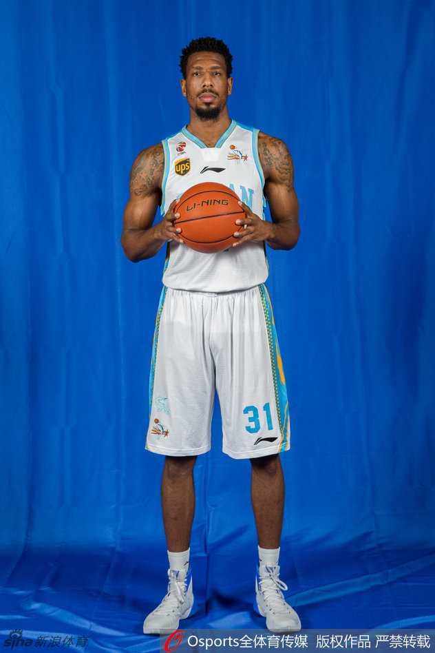 外援三叉戟哈提布、拜克斯与费莫斯并肩而立，展现出新赛季福建队强大的外援组合力量。