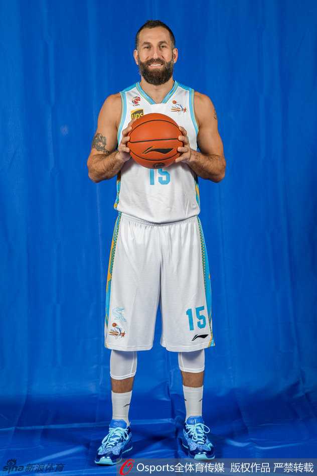 福建浔兴男篮全体将士拍摄赛季全家福，崔万军携教练组与球员们围坐一堂，气氛团结庄重。