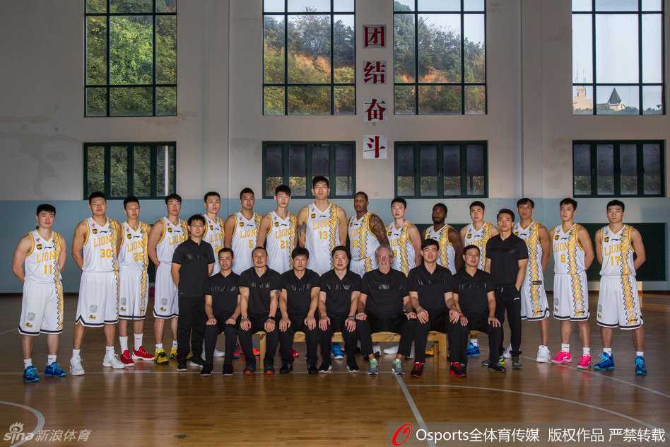 浙江广厦队全体成员在赛前合影，教练组与球员们精神抖擞，整齐列队，展现出新赛季的昂扬斗志与团队凝聚力。