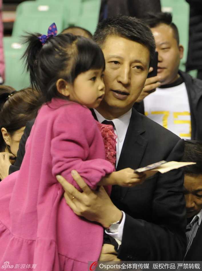 郭士强面带微笑抱着女儿离场，小家伙在爸爸怀中好奇地四处张望，似乎还不懂这场胜利对爸爸和辽宁队意味着什么。