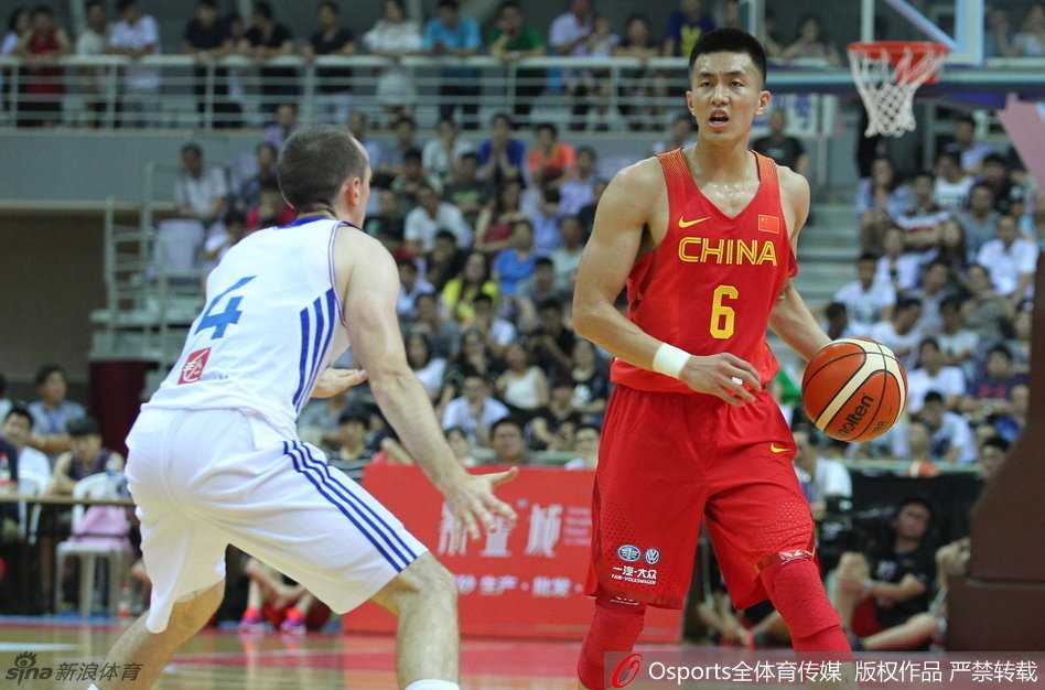 郭艾伦在场上指挥若定，一边运球一边伸出手势，大声指挥队友跑位落阵