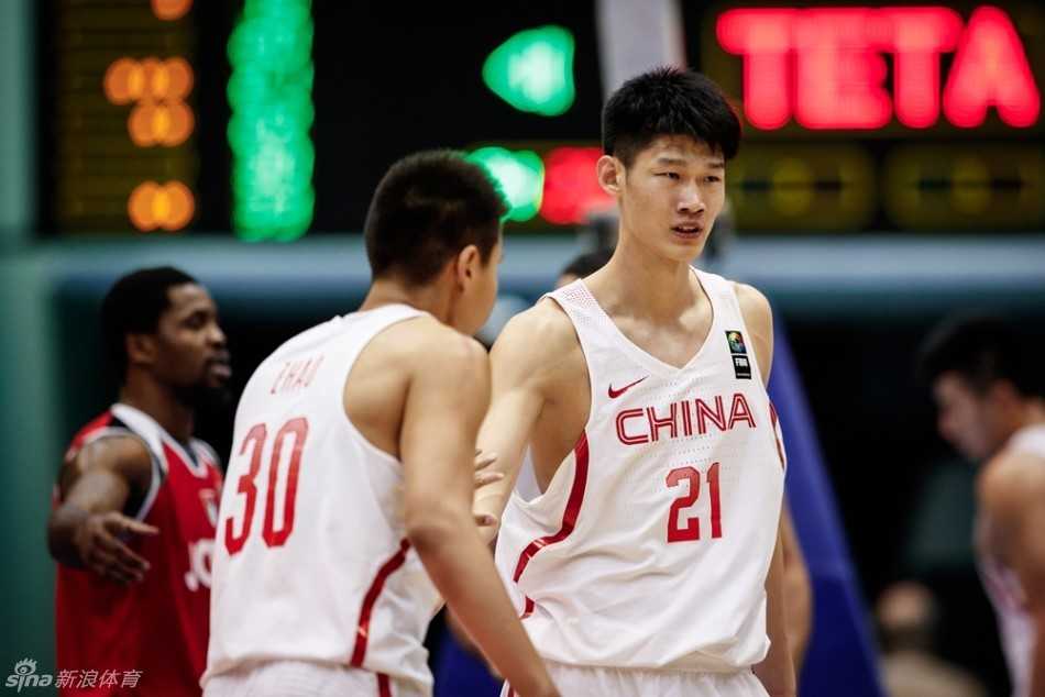 陶汉目圆睁，死死压低重心盯防眼前的持球人，他的双腿像灌了铅一样扎在地板上，双手张开形成一面密不透风的墙