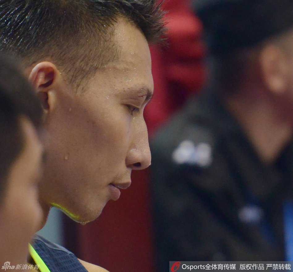 易建联眉骨处鲜血直流，触目惊心的红色顺着脸颊滑落，他紧咬牙关，眼神中燃烧着不屈的斗志。