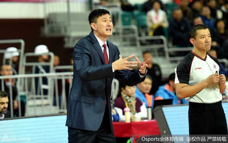 布泽尔在罚球线附近单手持球，抬头观察队友跑位，这个经典的“三威胁”姿势仿佛时间静止，随时准备发动致命一击。