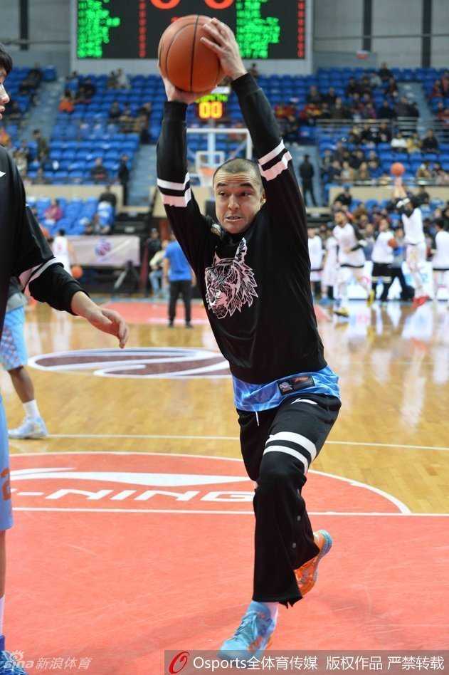 刘炜在人群中如游龙般穿梭，他奋力突破至篮下，面对巨塔般的防守者毫无惧色，眼神中透露出必杀的决心。