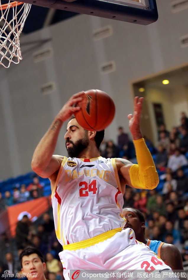 桑尼与布莱切在篮下展开激烈肉搏，肌肉碰撞的声音仿佛穿透屏幕，两人为了一个篮板球的位置互不相让，展现了男人的血性。