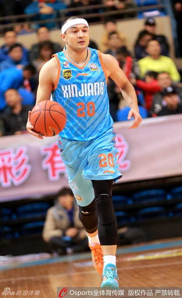 刘炜冷静地站在场边，双手比划着战术手势，如同一位指挥千军万马的将军，试图用经验为年轻的队友们指明方向。