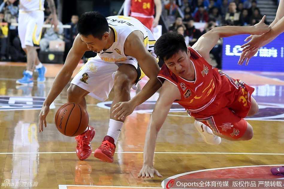 吴冠希在人群中轰然倒地，巨大的身躯砸在地板上，他痛苦地捂住腰部，脸上写满了不甘，身边的对手和队友都围拢过来，场面一度十分紧张。