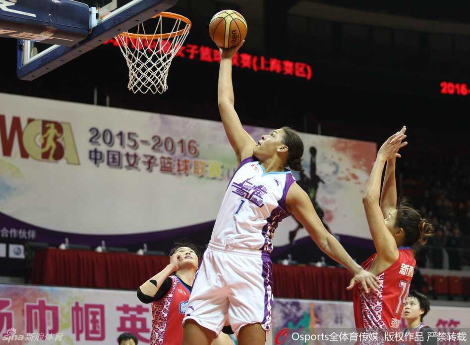 面对高高跃起的防守者，坎贝奇凭借绝对的身高臂展优势，如同在训练场上一般轻松写意地将球送向篮筐，这是天赋的碾压，也是力量的绝对展示。