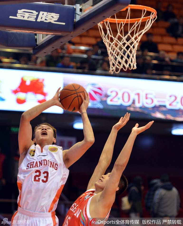 矮个子后卫许家晗在长人如林的篮下高高跃起，眼神中充满对完成一次霸气扣篮的无限渴望。