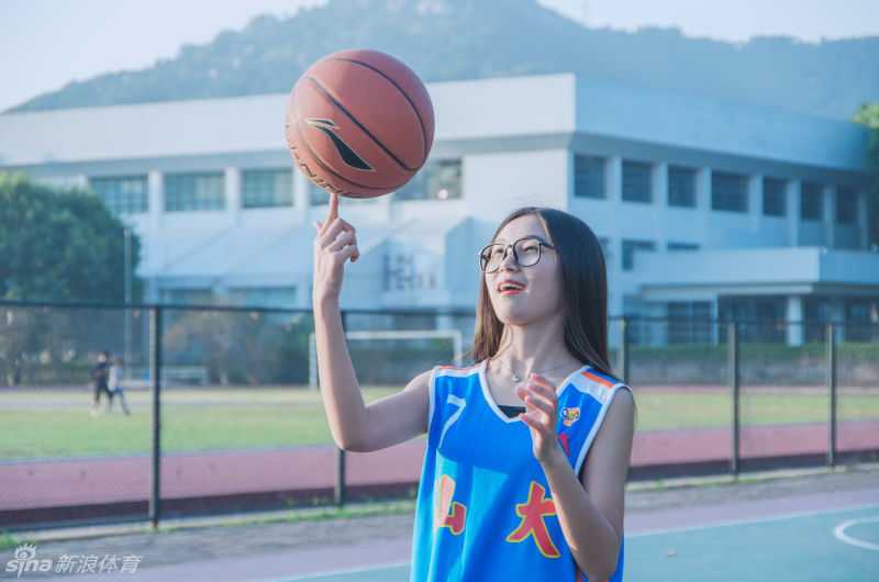 任丹妮扎着清爽马尾，在汕大篮球场上回眸一笑，青春洋溢的气息比午后的阳光还要耀眼。