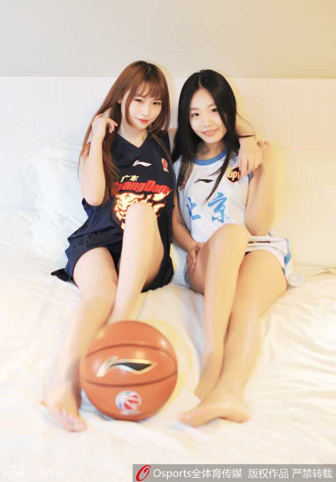 两位好闺蜜面对镜头俏皮互动，一人做出邀约的手势，仿佛在对另一人说“妞，给爷笑一个”，逗趣的瞬间定格了她们深厚的友谊。