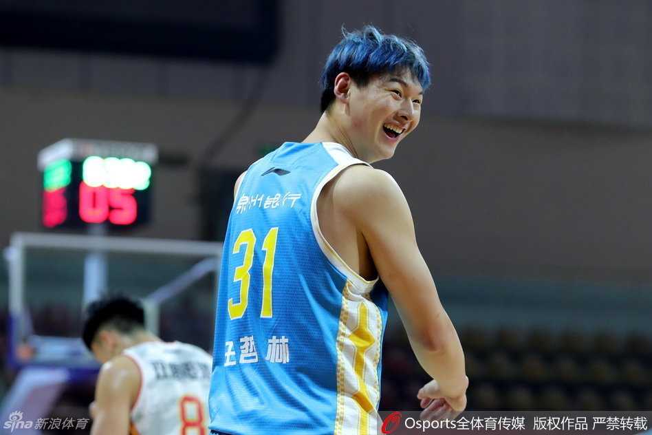 福建外援希克森犹如一辆重型坦克，持球强行碾过防守球员，在身体失衡的情况下依然将球抛向篮筐。