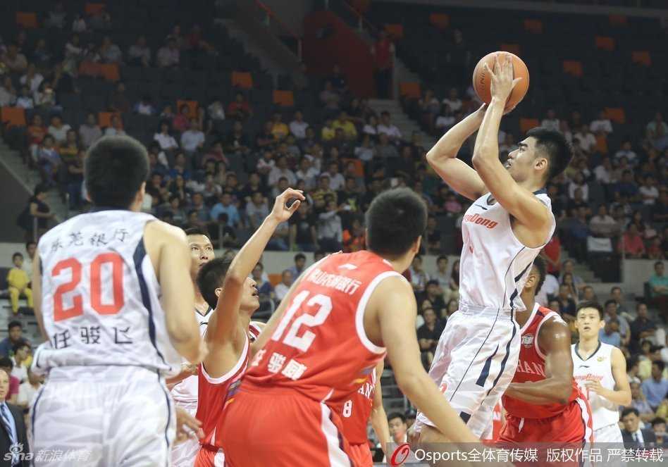 周鹏在防守中成功切掉皮球后，高举手臂向裁判示意对方犯规，神情略显冤枉地向裁判抱怨。