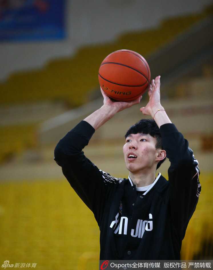 训练场上，周琦摘掉厚重的保护面具，毫无畏惧地跃起干拔三分。他的眼神锐利如鹰，即便在队友干扰下，依然保持着柔和的投篮手感，仿佛在向所有人宣告，“大魔王”已满血归来。