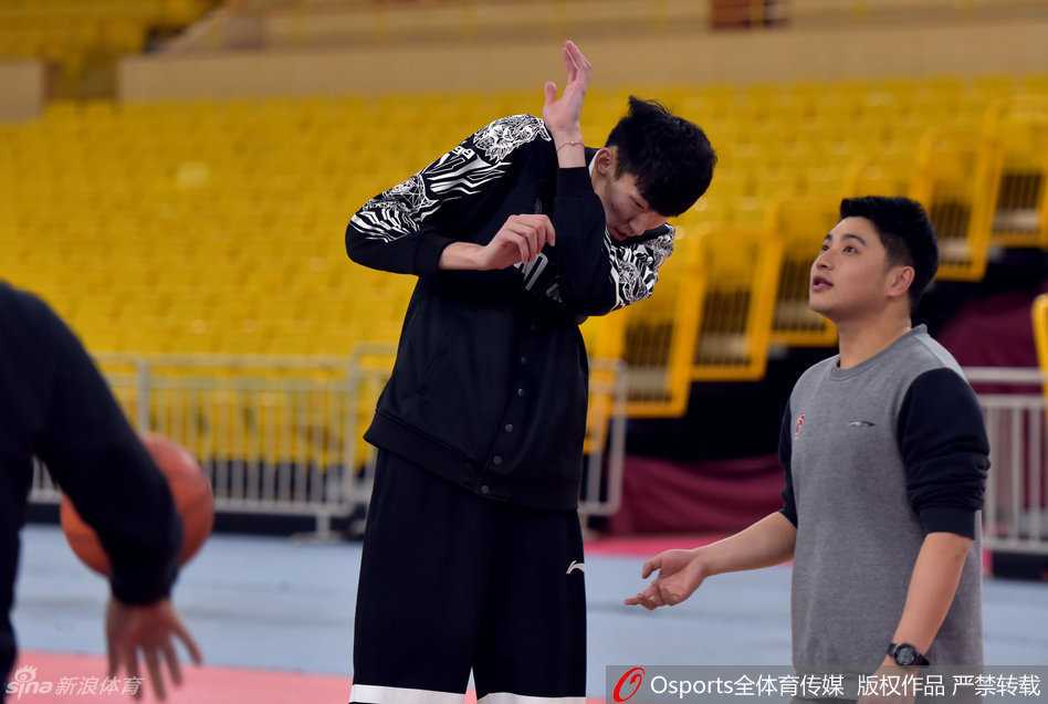 老将刘炜使出了看家本领——背身单打后的后仰跳投。他的动作舒展而从容，在空中微微后仰，巧妙地躲开封盖，手指轻柔地将球拨出，这写意的一球，仿佛在时光中凝固，让年轻球员们看到了何为“殿堂级”的后卫技艺。