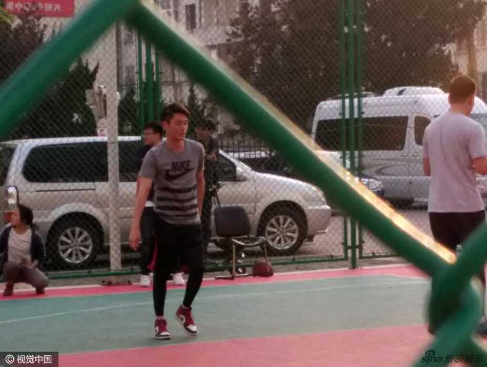 篮球应声入网的瞬间，霍建华落地后神情笃定，仿佛这一刻的得分早在预料之中，举手投足皆是挥洒自如的王者风范。